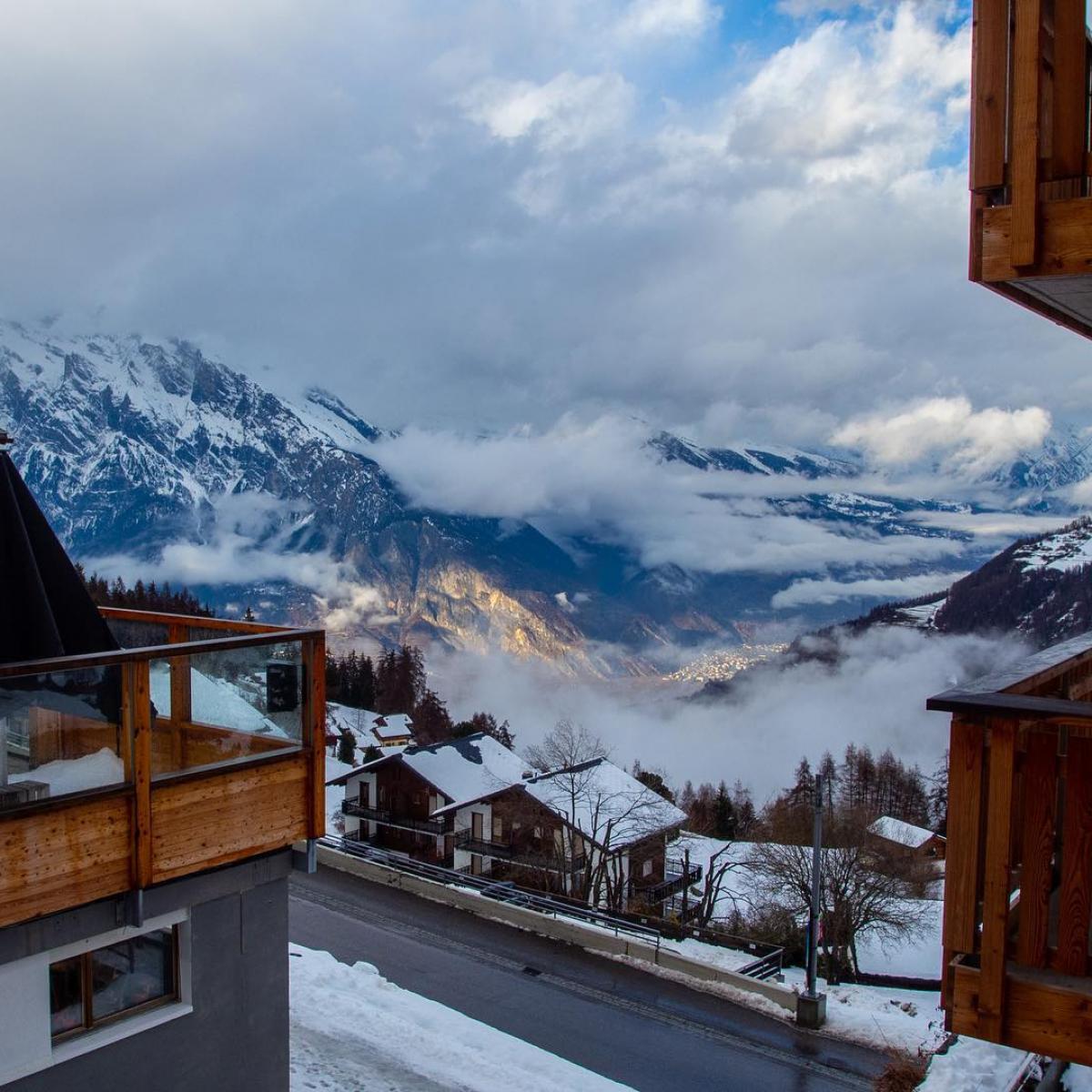 https://mdw-travel-data-us-east-1.s3.amazonaws.com/img/country/Switzerland/La-Tzoumaz/img_01.jpg
