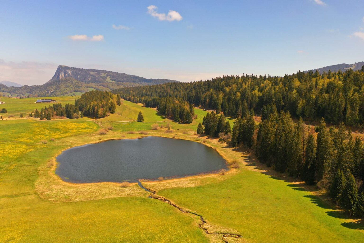 https://mdw-travel-data-us-east-1.s3.amazonaws.com/img/country/Switzerland/Lac-de-Joux/img_02.jpg