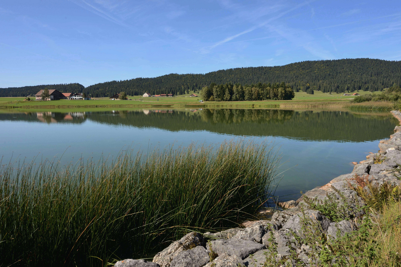 https://mdw-travel-data-us-east-1.s3.amazonaws.com/img/country/Switzerland/Lac-des-Tailleres/img_02.jpg