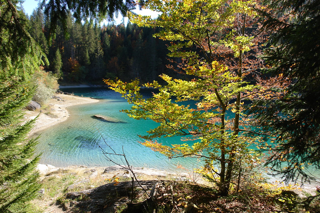 https://mdw-travel-data-us-east-1.s3.amazonaws.com/img/country/Switzerland/Lake-Cauma/img_02.jpg