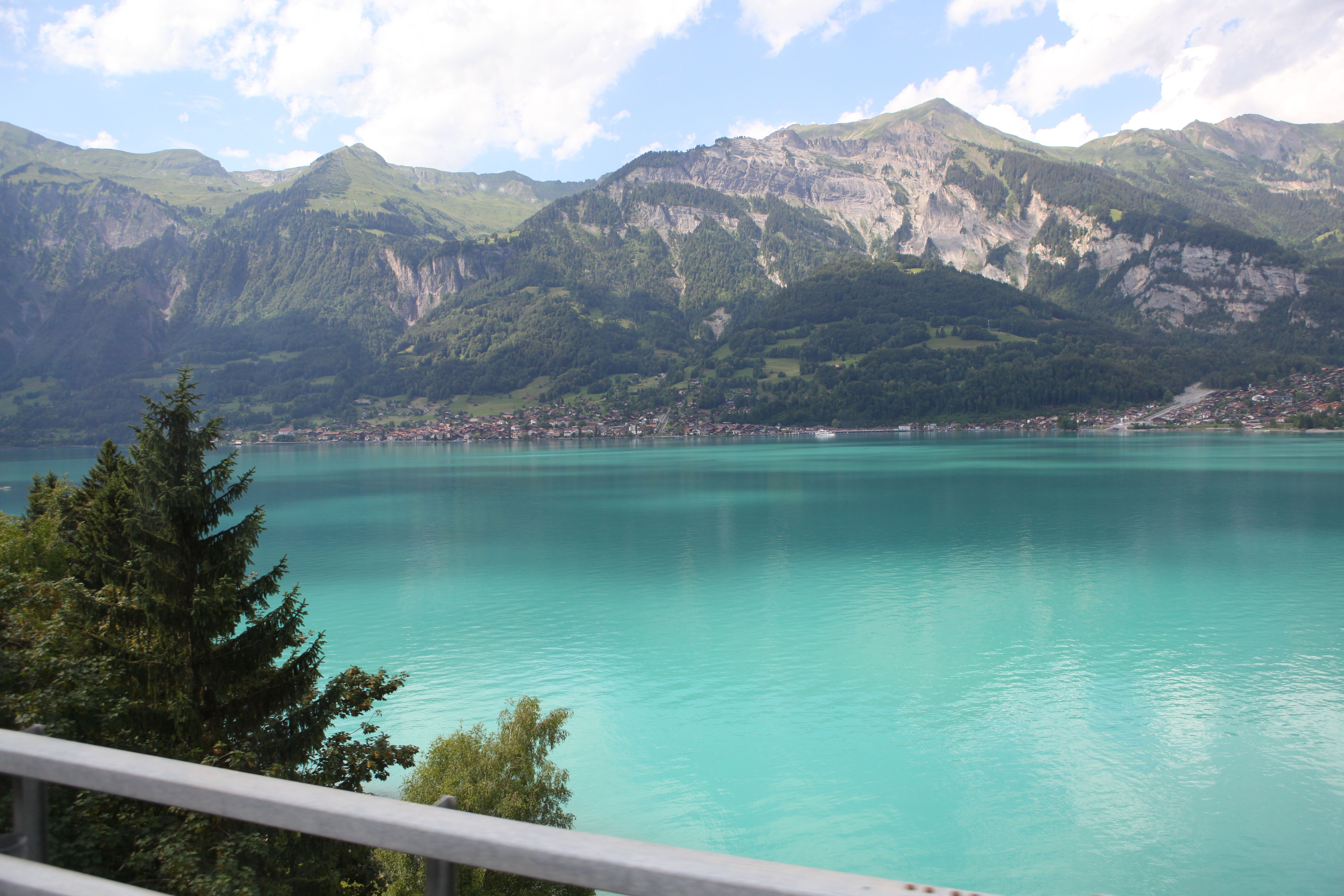 https://mdw-travel-data-us-east-1.s3.amazonaws.com/img/country/Switzerland/Lake-Como/img_00.jpg