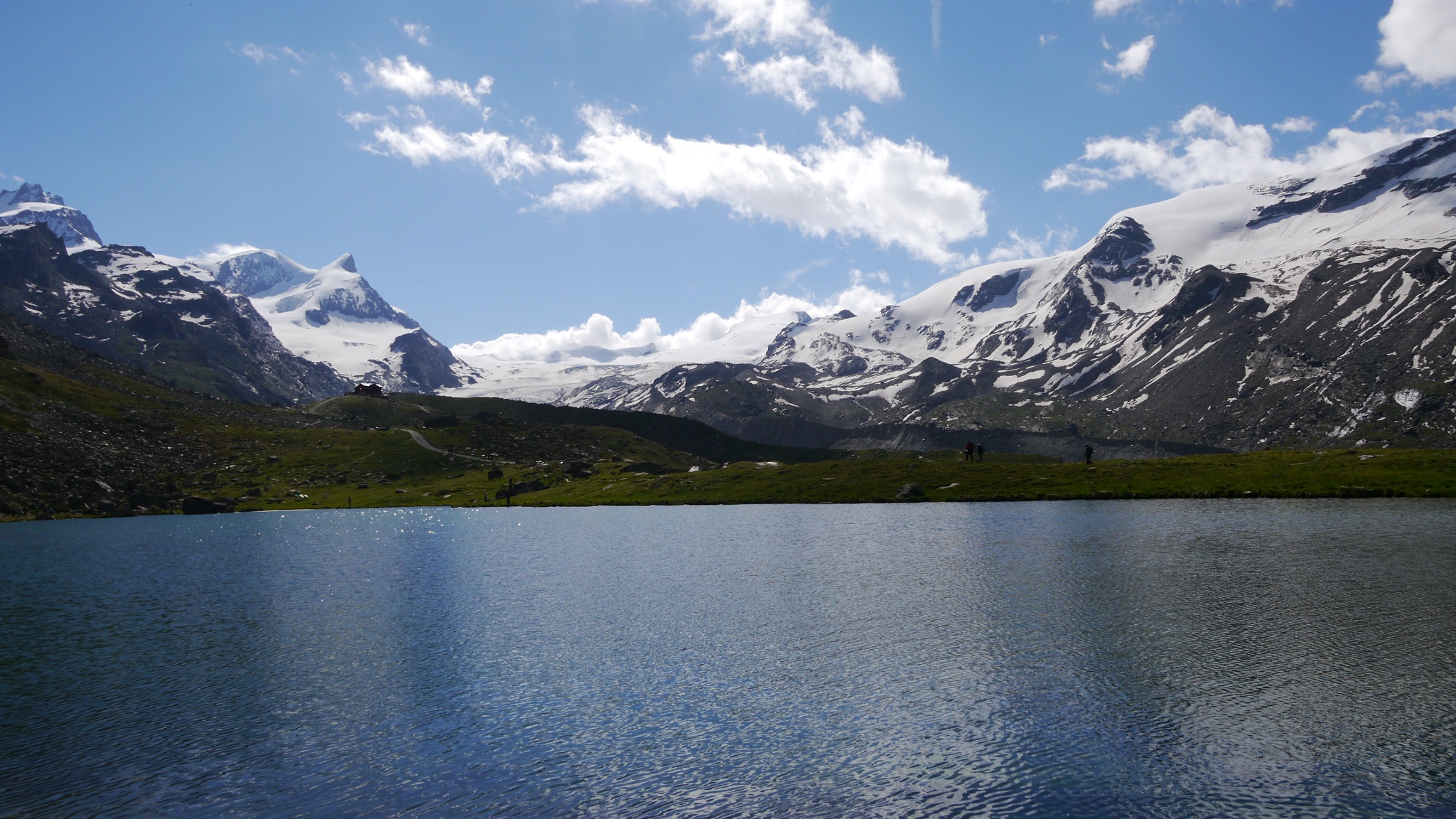 https://mdw-travel-data-us-east-1.s3.amazonaws.com/img/country/Switzerland/Lake-Stellisee/img_02.jpg