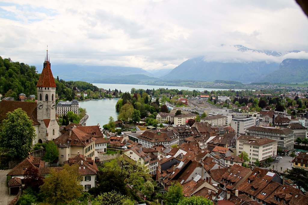 https://mdw-travel-data-us-east-1.s3.amazonaws.com/img/country/Switzerland/Lake-Thun/img_01.jpg