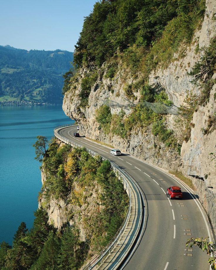 https://mdw-travel-data-us-east-1.s3.amazonaws.com/img/country/Switzerland/Lake-Thun/img_02.jpg
