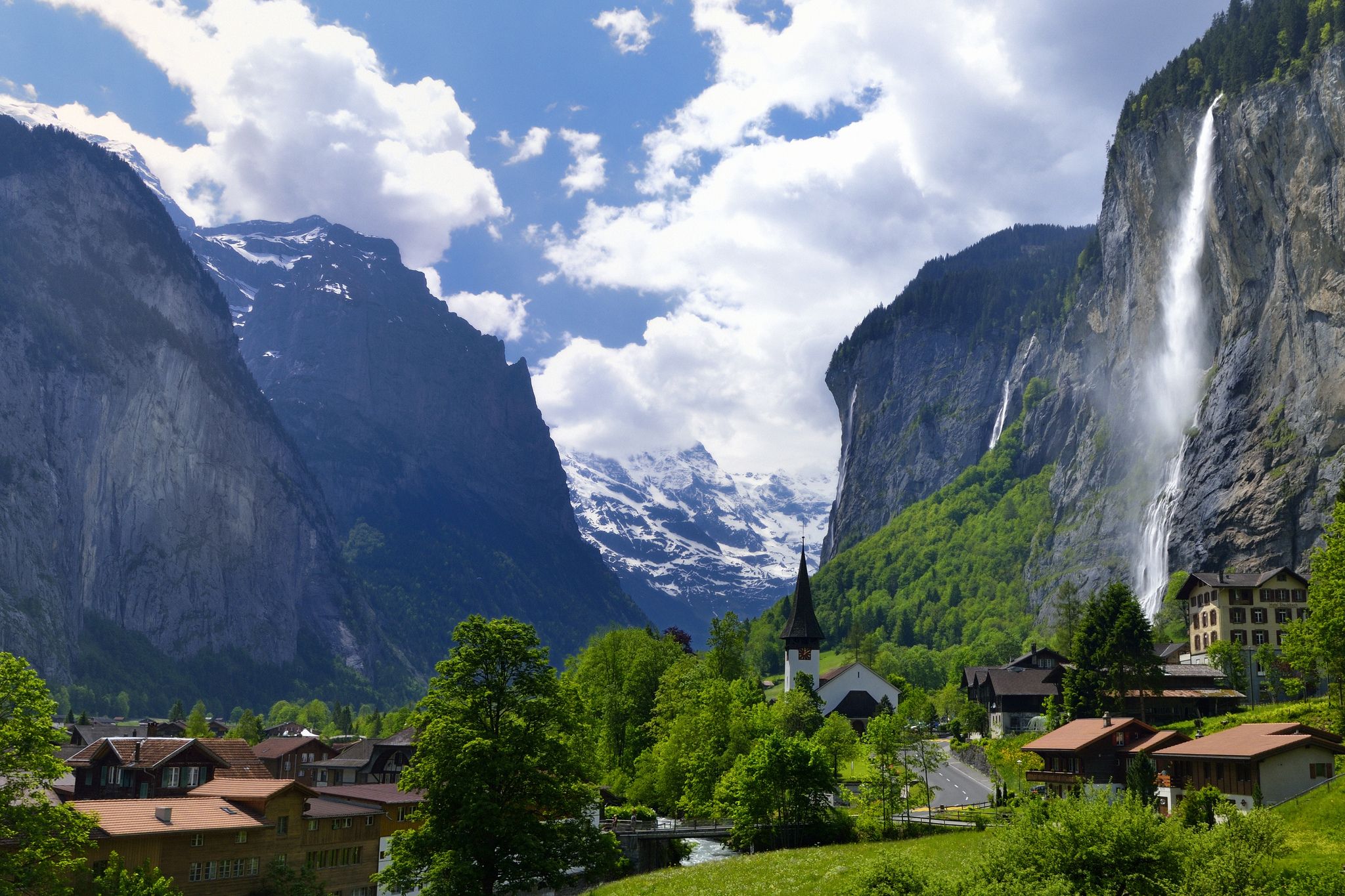 https://mdw-travel-data-us-east-1.s3.amazonaws.com/img/country/Switzerland/Lauterbrunnen-Valley/img_00.jpg
