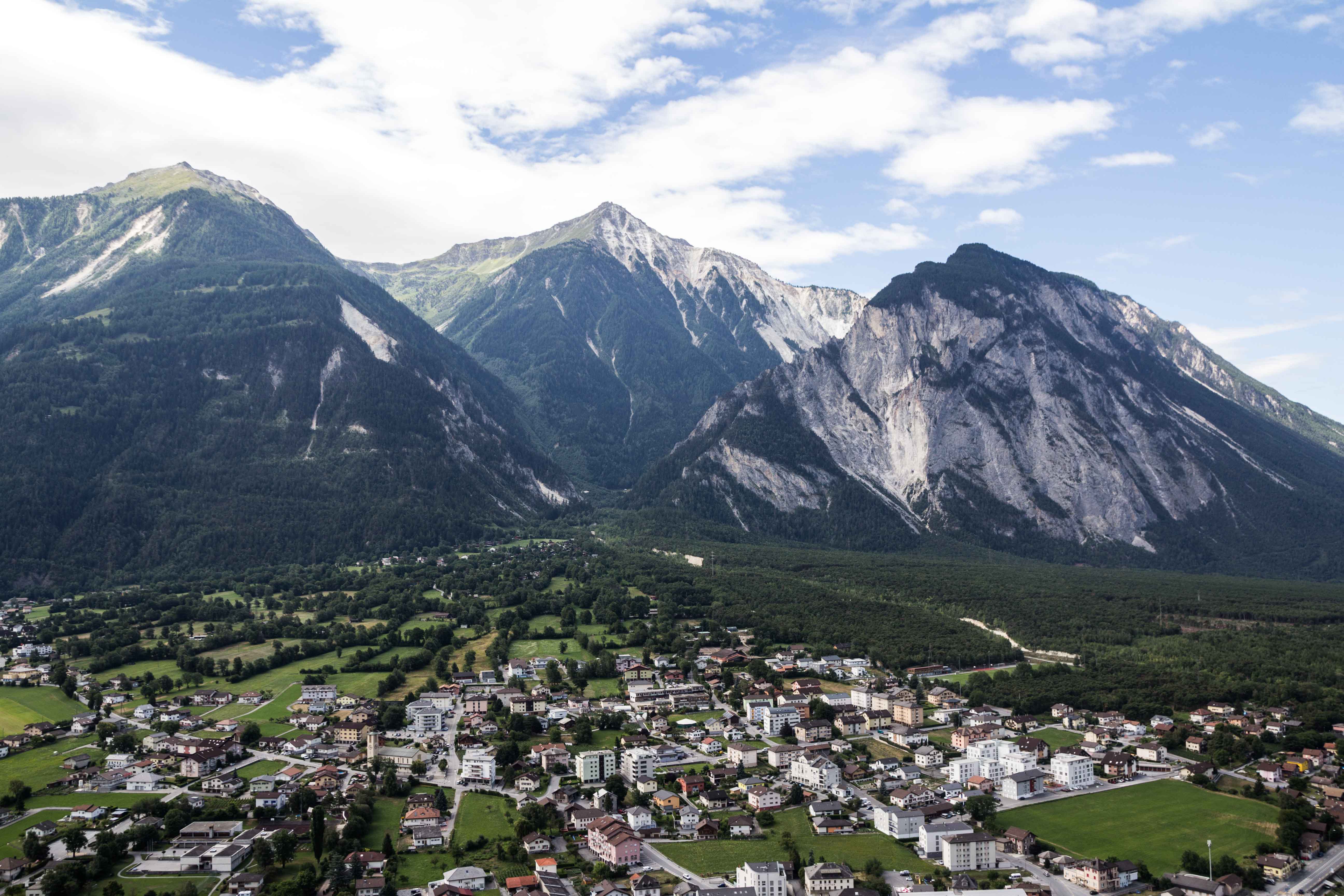 https://mdw-travel-data-us-east-1.s3.amazonaws.com/img/country/Switzerland/Leukerbad/img_03.jpg