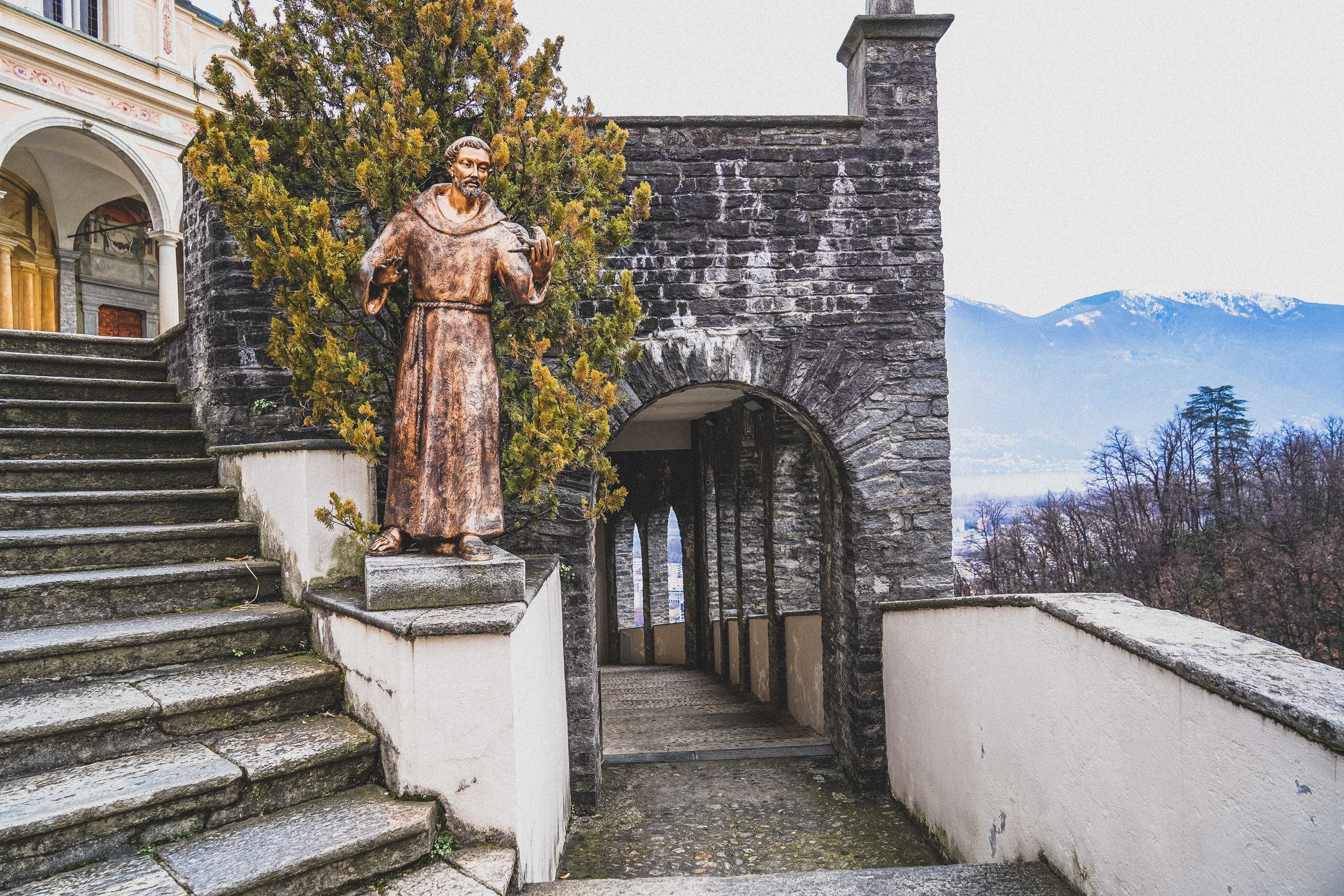 https://mdw-travel-data-us-east-1.s3.amazonaws.com/img/country/Switzerland/Madonna-del-Sasso-Cable-Car/img_01.jpg