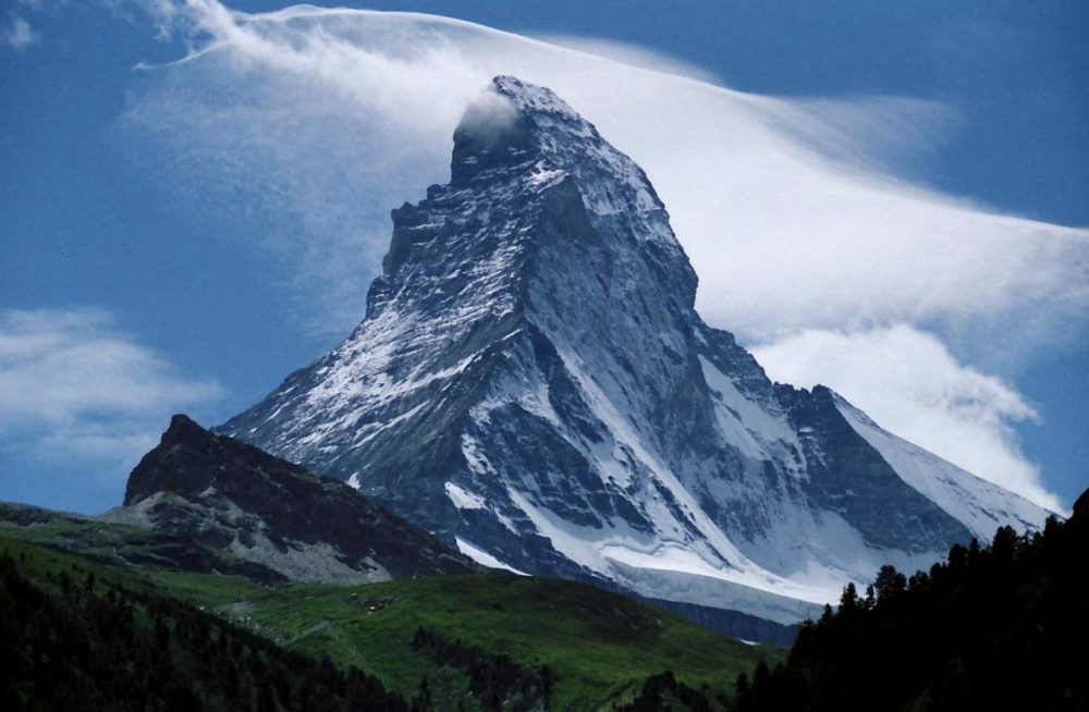 https://mdw-travel-data-us-east-1.s3.amazonaws.com/img/country/Switzerland/Matterhorn/img_01.jpg