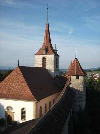 https://mdw-travel-data-us-east-1.s3.amazonaws.com/img/country/Switzerland/Medieval-Wall-of-Murten/img_01.jpg