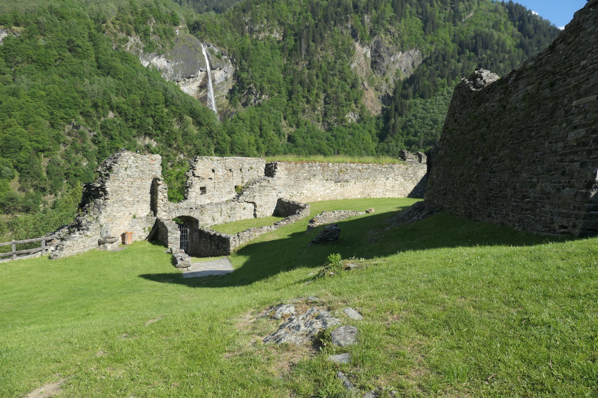 https://mdw-travel-data-us-east-1.s3.amazonaws.com/img/country/Switzerland/Mesocco/img_03.jpg