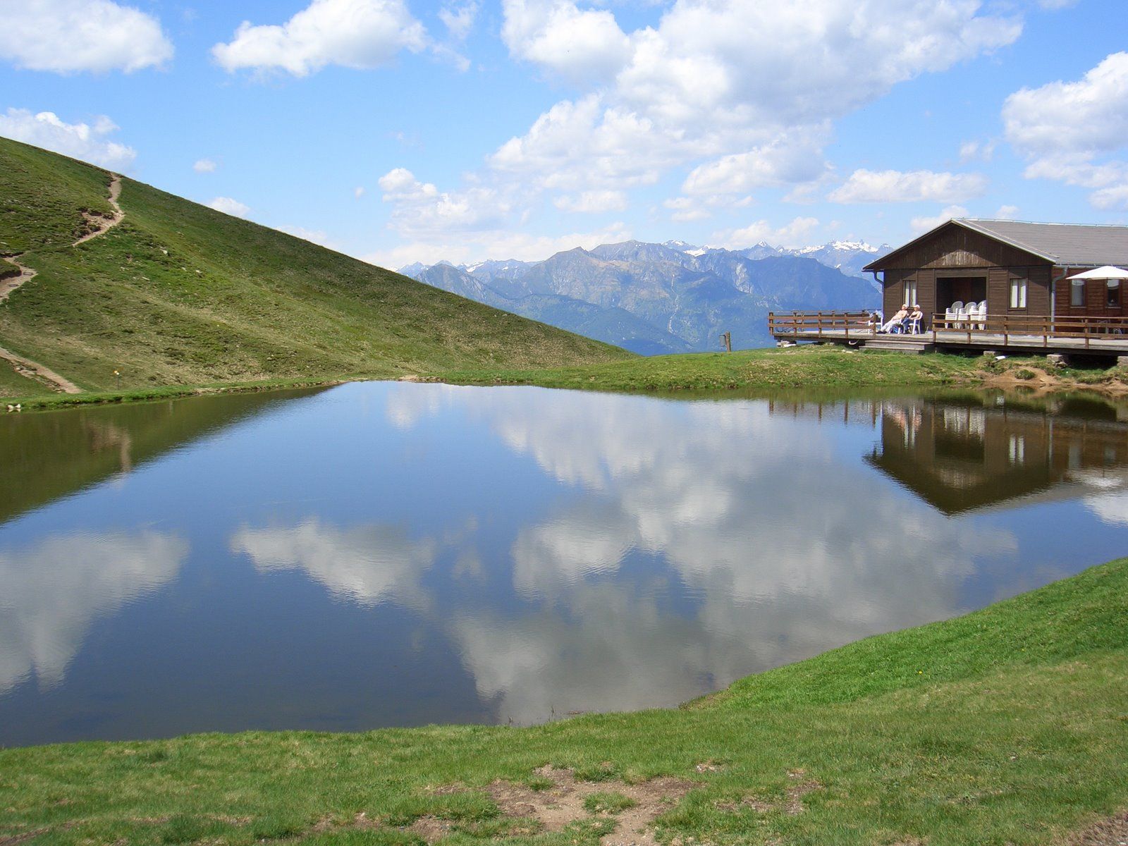 https://mdw-travel-data-us-east-1.s3.amazonaws.com/img/country/Switzerland/Monte-Tamaro/img_03.jpg