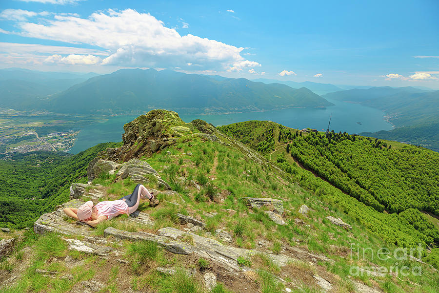 https://mdw-travel-data-us-east-1.s3.amazonaws.com/img/country/Switzerland/Mount-Cardada/img_00.jpg