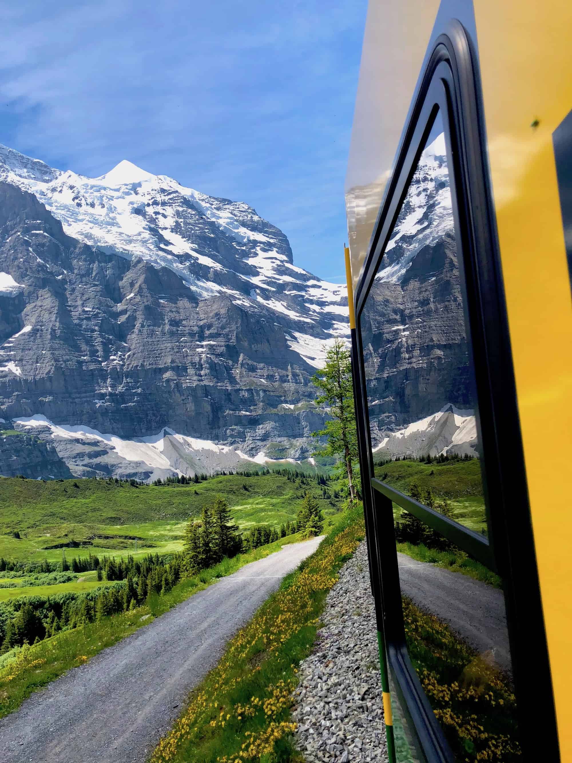 https://mdw-travel-data-us-east-1.s3.amazonaws.com/img/country/Switzerland/Mountain-Railways-of-Switzerland/img_03.jpg