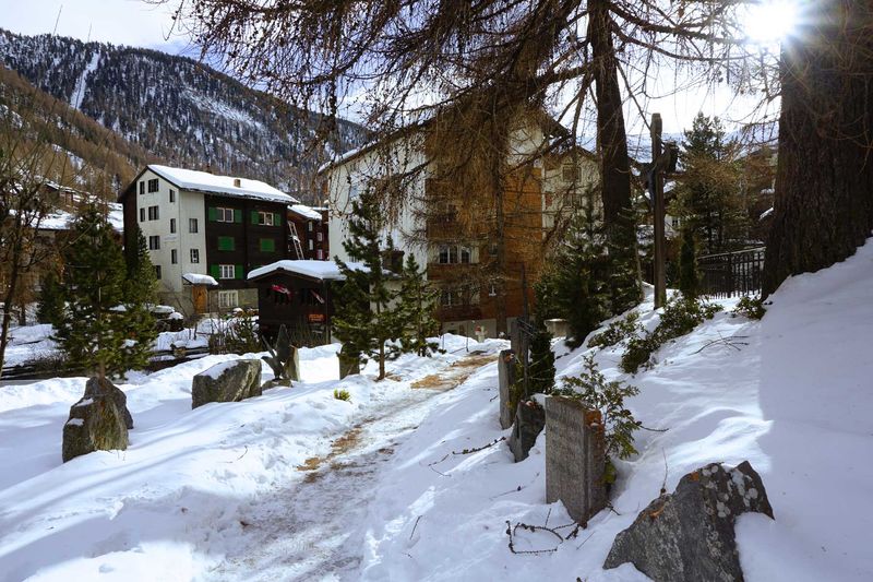 https://mdw-travel-data-us-east-1.s3.amazonaws.com/img/country/Switzerland/Mountaineers-Cemetery/img_02.jpg