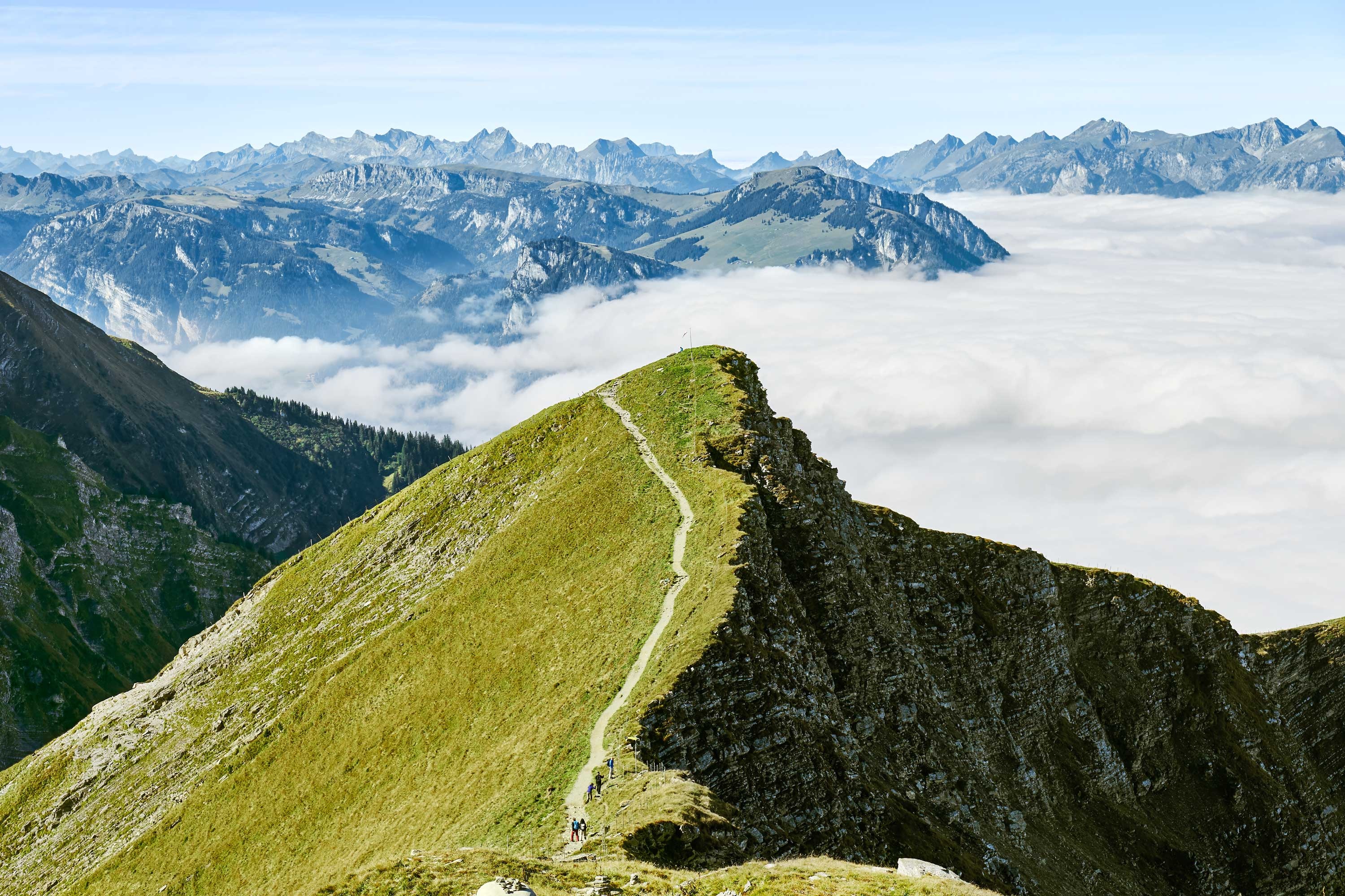 https://mdw-travel-data-us-east-1.s3.amazonaws.com/img/country/Switzerland/Niesen/img_02.jpg