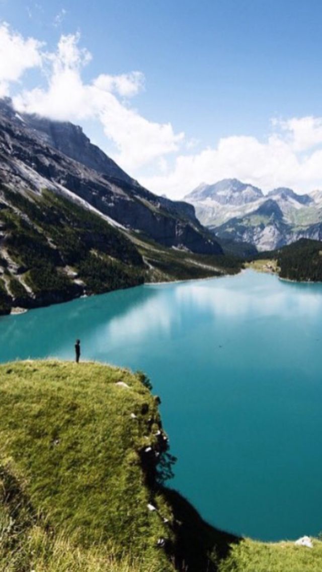 https://mdw-travel-data-us-east-1.s3.amazonaws.com/img/country/Switzerland/Oeschinensee/img_01.jpg