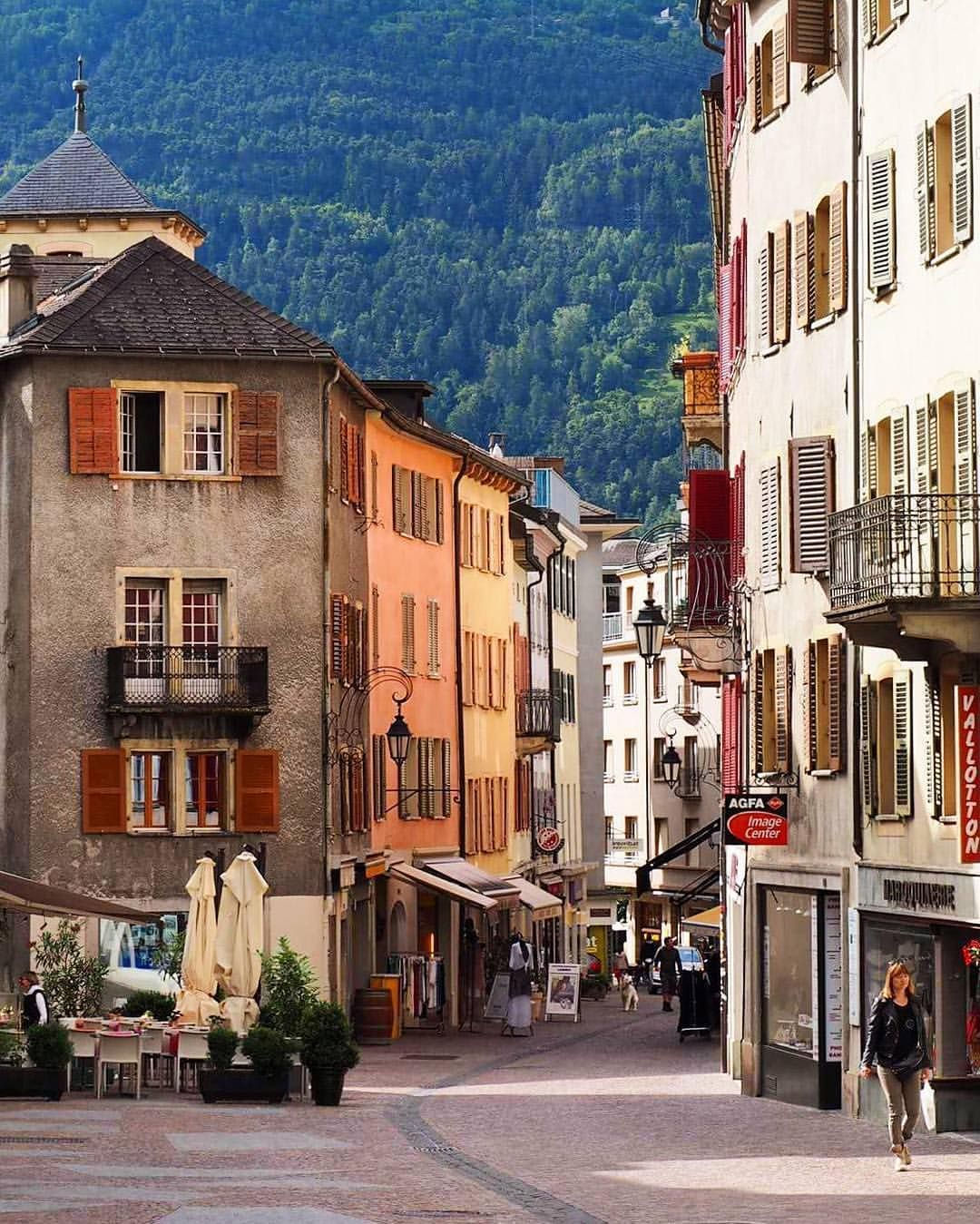 https://mdw-travel-data-us-east-1.s3.amazonaws.com/img/country/Switzerland/Old-Town/img_03.jpg