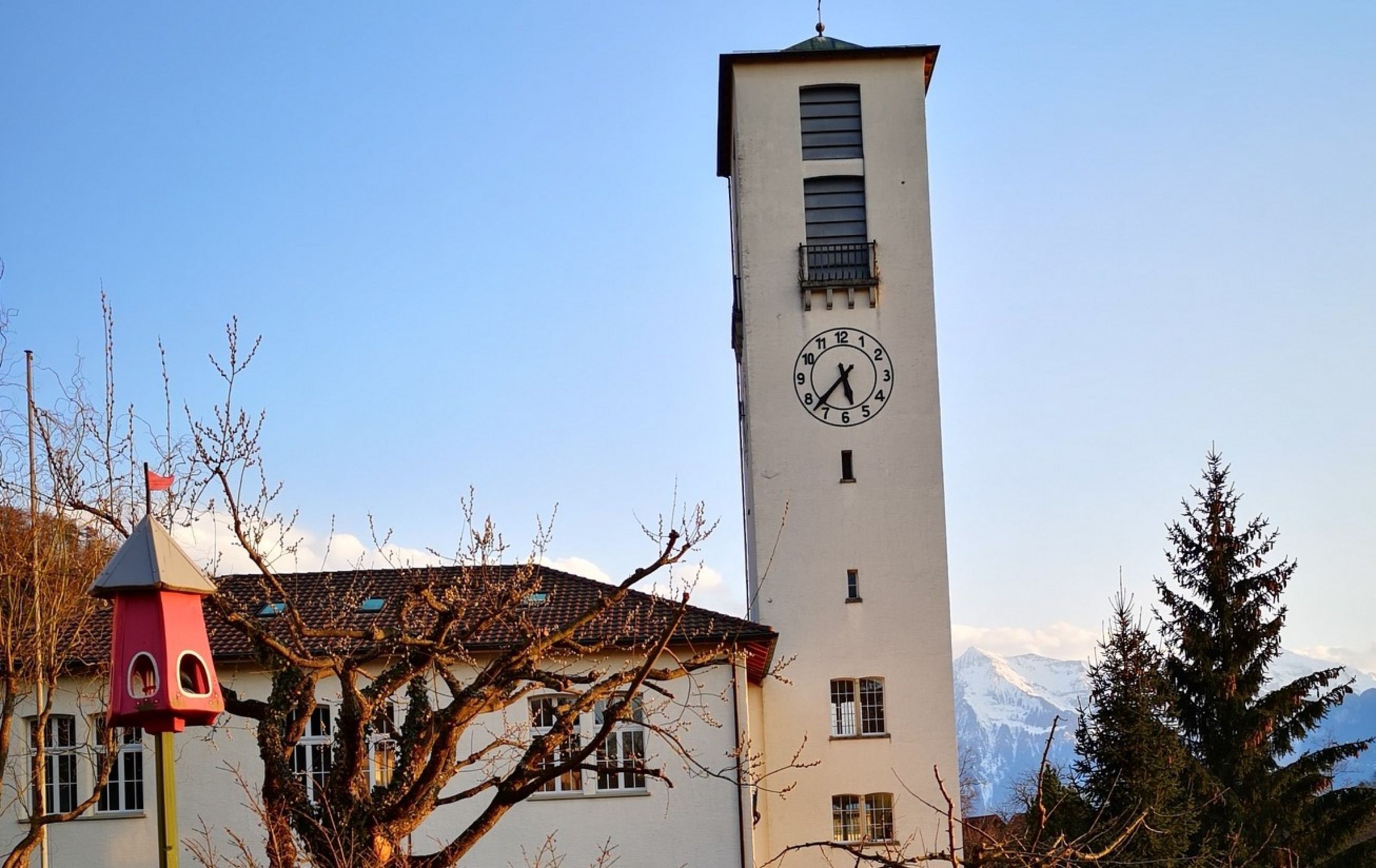 https://mdw-travel-data-us-east-1.s3.amazonaws.com/img/country/Switzerland/Pfarrkirche-St-Marien-Thun/img_00.jpg