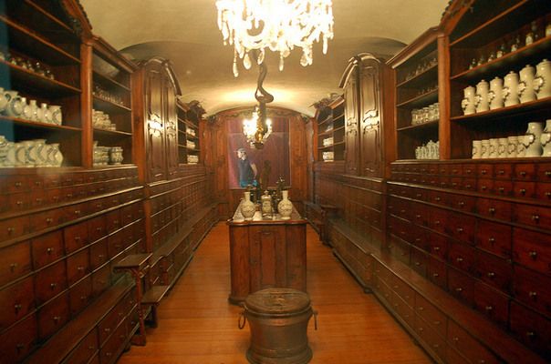 https://mdw-travel-data-us-east-1.s3.amazonaws.com/img/country/Switzerland/Pharmazie-Historisches-Museum-der-Universitat-Basel/img_00.jpg