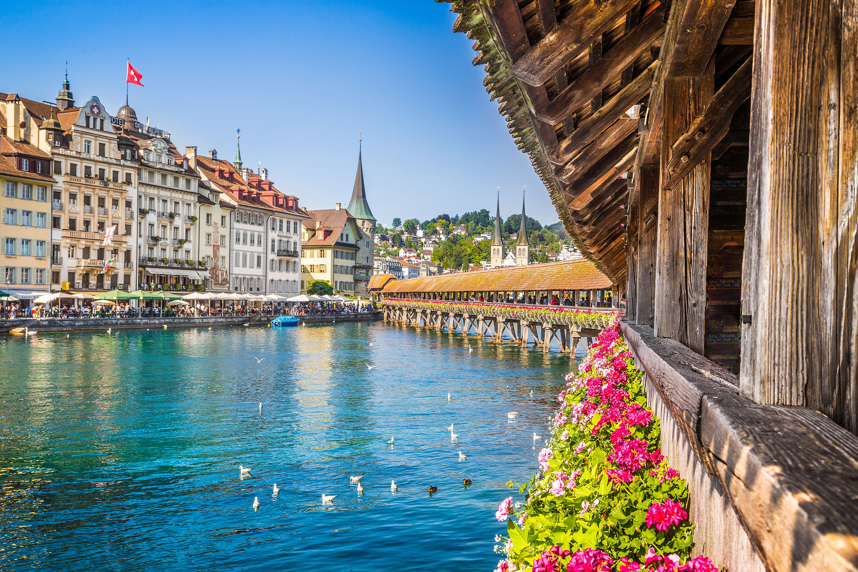 https://mdw-travel-data-us-east-1.s3.amazonaws.com/img/country/Switzerland/Piazza-Grande/img_03.jpg