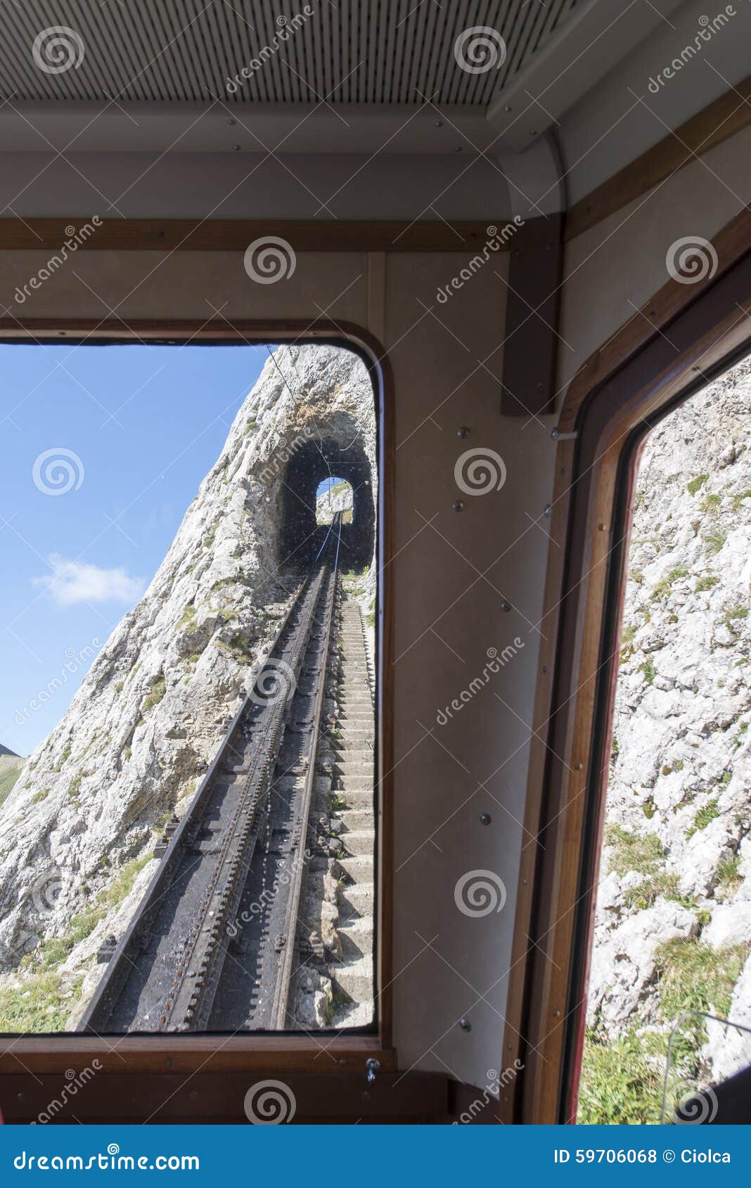 https://mdw-travel-data-us-east-1.s3.amazonaws.com/img/country/Switzerland/Pilatus-Railway/img_04.jpg