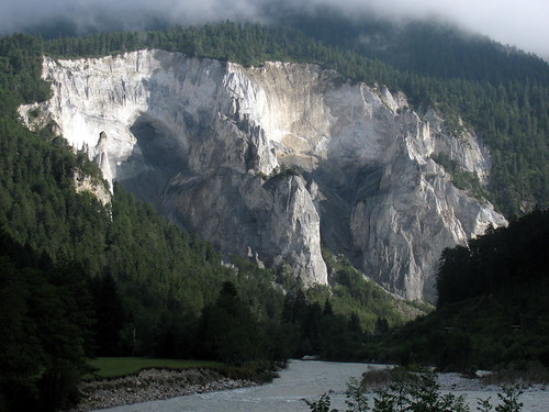 https://mdw-travel-data-us-east-1.s3.amazonaws.com/img/country/Switzerland/Rheinschlucht---Ruinaulta/img_02.jpg