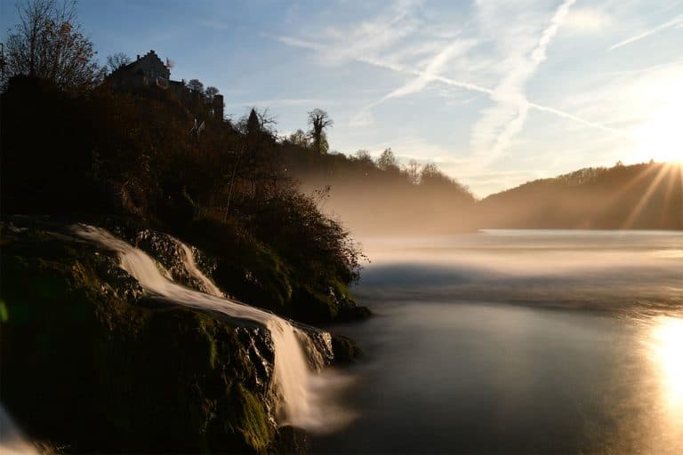 https://mdw-travel-data-us-east-1.s3.amazonaws.com/img/country/Switzerland/Rhine-Falls/img_02.jpg