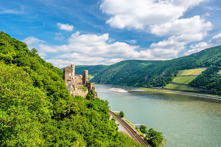 https://mdw-travel-data-us-east-1.s3.amazonaws.com/img/country/Switzerland/Rhine-Gorge/img_00.jpg