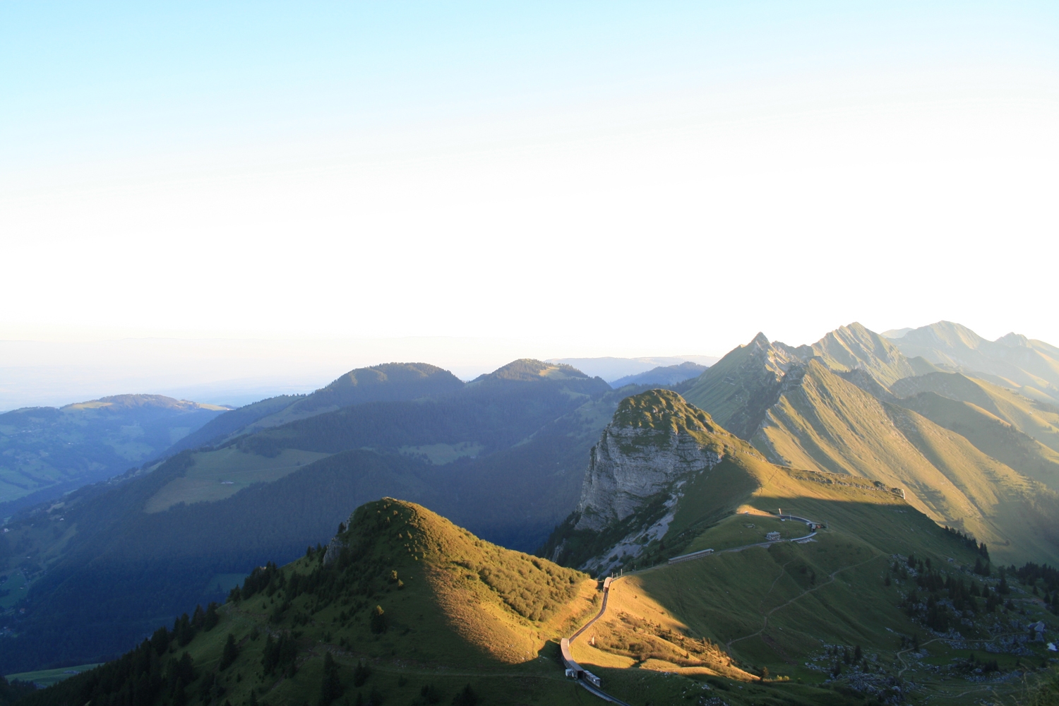 https://mdw-travel-data-us-east-1.s3.amazonaws.com/img/country/Switzerland/Rochers-de-Naye-Alpine-Garden/img_01.jpg