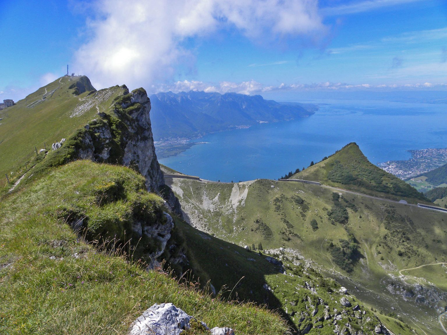 https://mdw-travel-data-us-east-1.s3.amazonaws.com/img/country/Switzerland/Rochers-de-Naye-Panoramic-Train/img_00.jpg