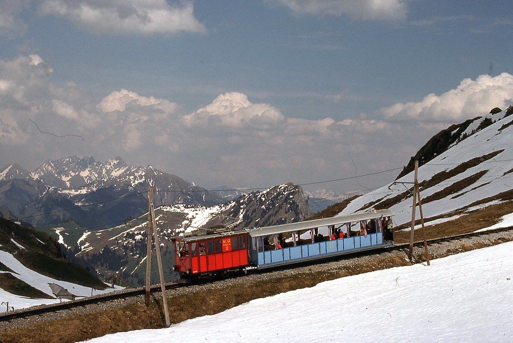 https://mdw-travel-data-us-east-1.s3.amazonaws.com/img/country/Switzerland/Rochers-de-Naye-Train/img_02.jpg