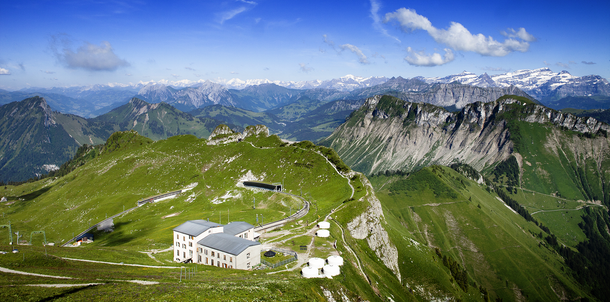 https://mdw-travel-data-us-east-1.s3.amazonaws.com/img/country/Switzerland/Rochers-de-Naye/img_04.jpg