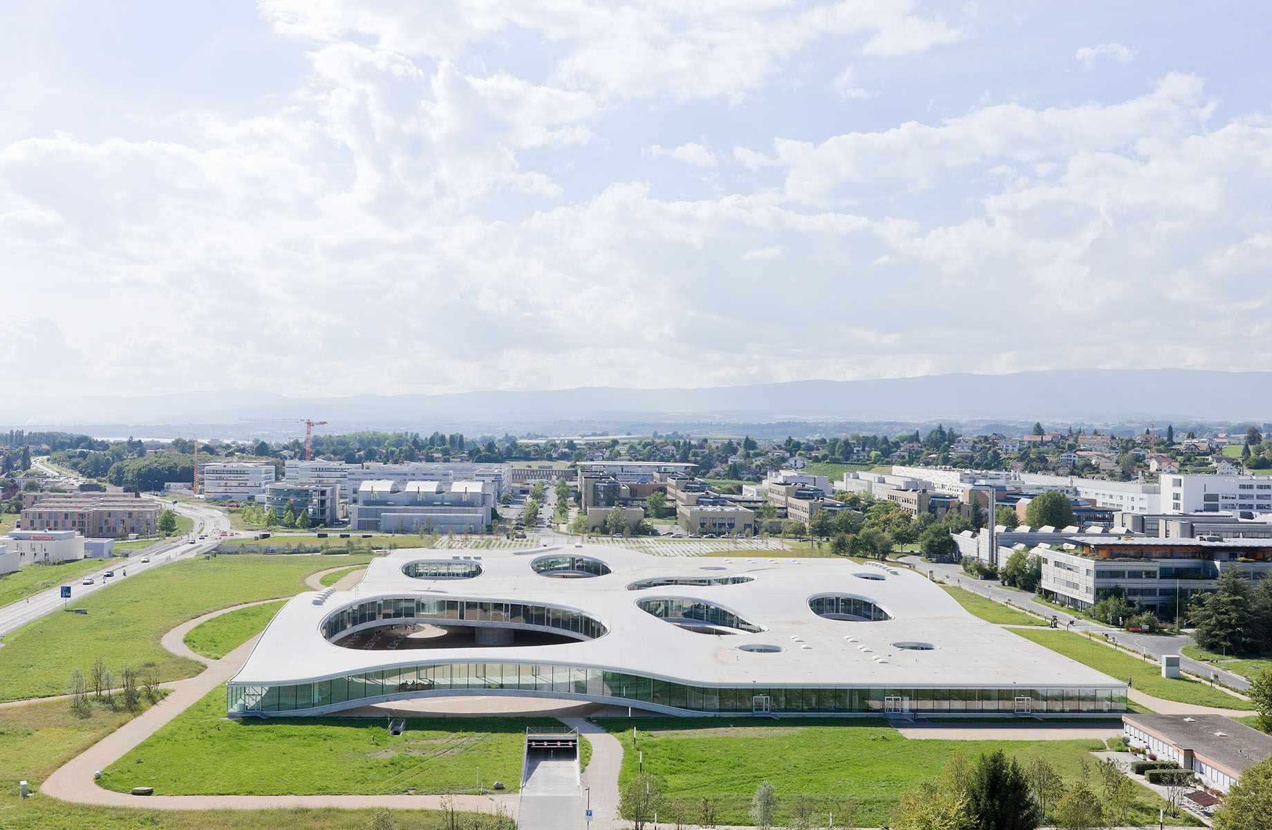 https://mdw-travel-data-us-east-1.s3.amazonaws.com/img/country/Switzerland/Rolex-Learning-Center/img_00.jpg