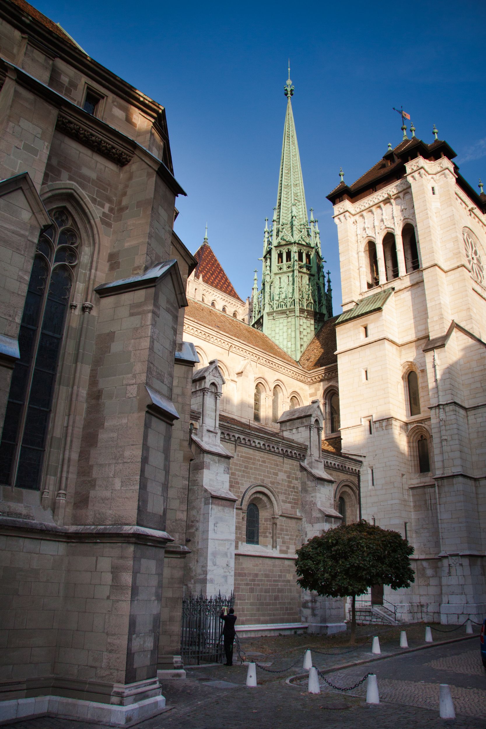 https://mdw-travel-data-us-east-1.s3.amazonaws.com/img/country/Switzerland/Saint-Peters-Cathedral/img_01.jpg