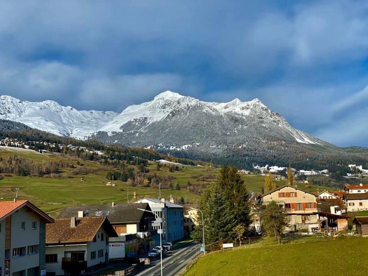 https://mdw-travel-data-us-east-1.s3.amazonaws.com/img/country/Switzerland/Savognin/img_02.jpg