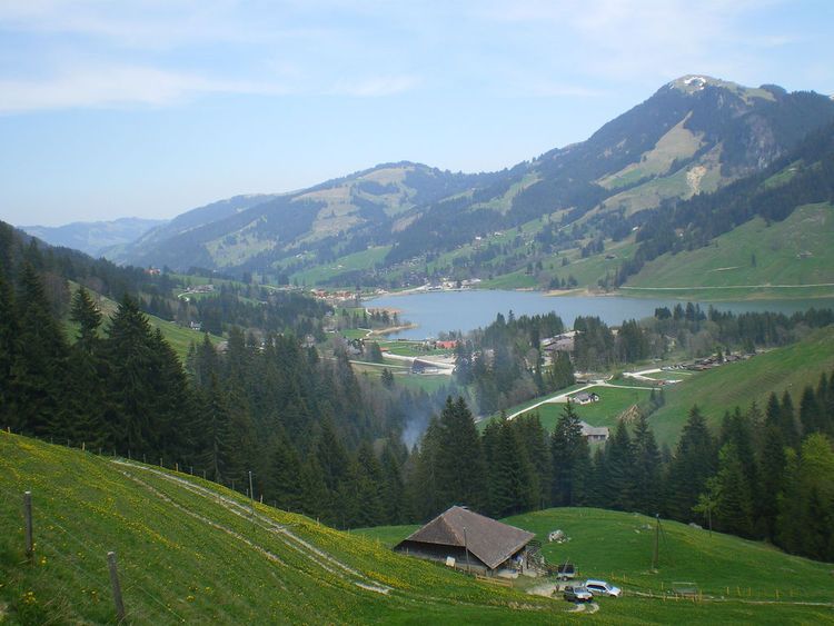 https://mdw-travel-data-us-east-1.s3.amazonaws.com/img/country/Switzerland/Schwarzsee/img_01.jpg