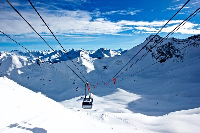 https://mdw-travel-data-us-east-1.s3.amazonaws.com/img/country/Switzerland/Ski-Service/img_02.jpg