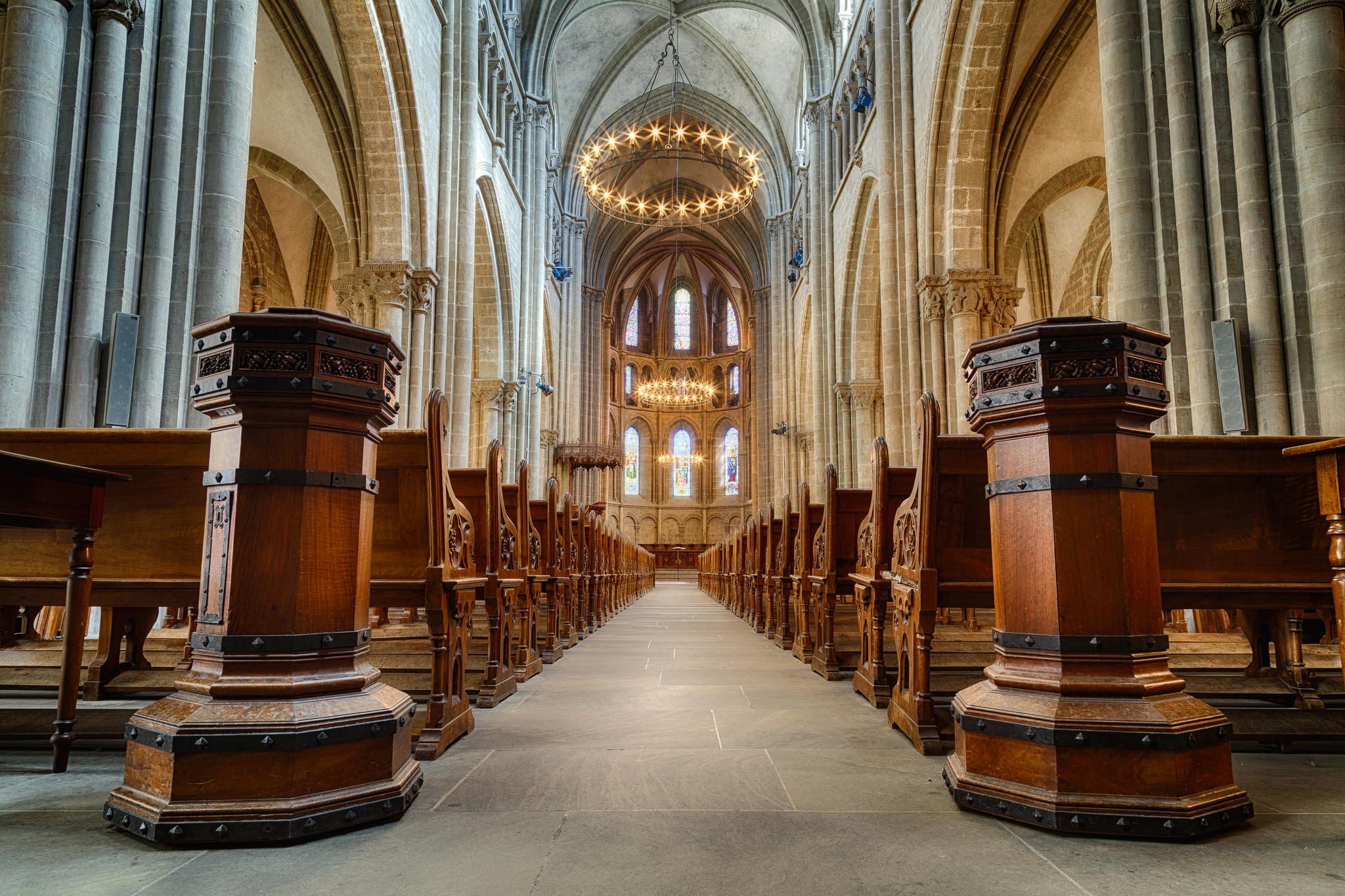 https://mdw-travel-data-us-east-1.s3.amazonaws.com/img/country/Switzerland/St-Pierre-Cathedral/img_00.jpg
