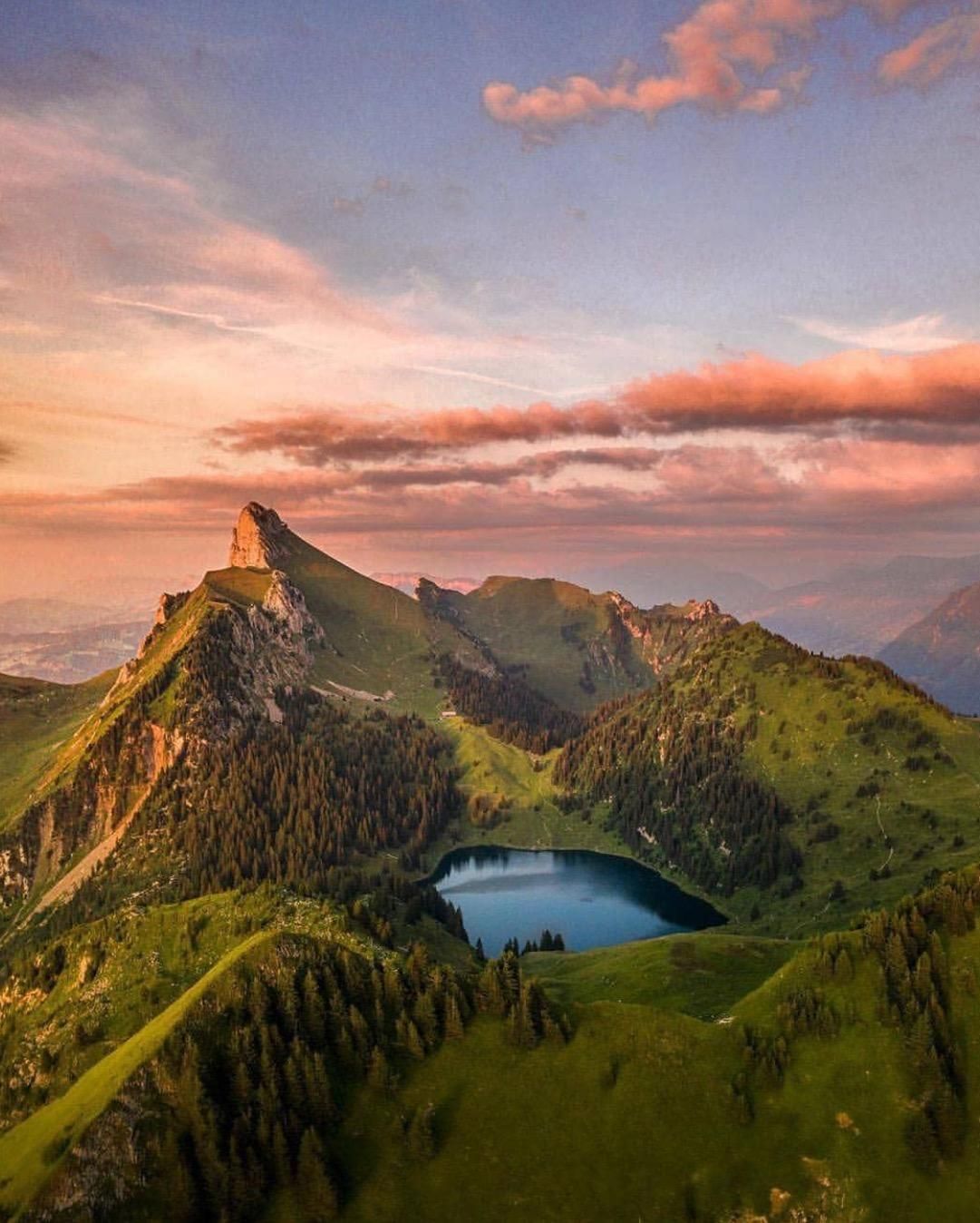 https://mdw-travel-data-us-east-1.s3.amazonaws.com/img/country/Switzerland/Stockhorn/img_01.jpg