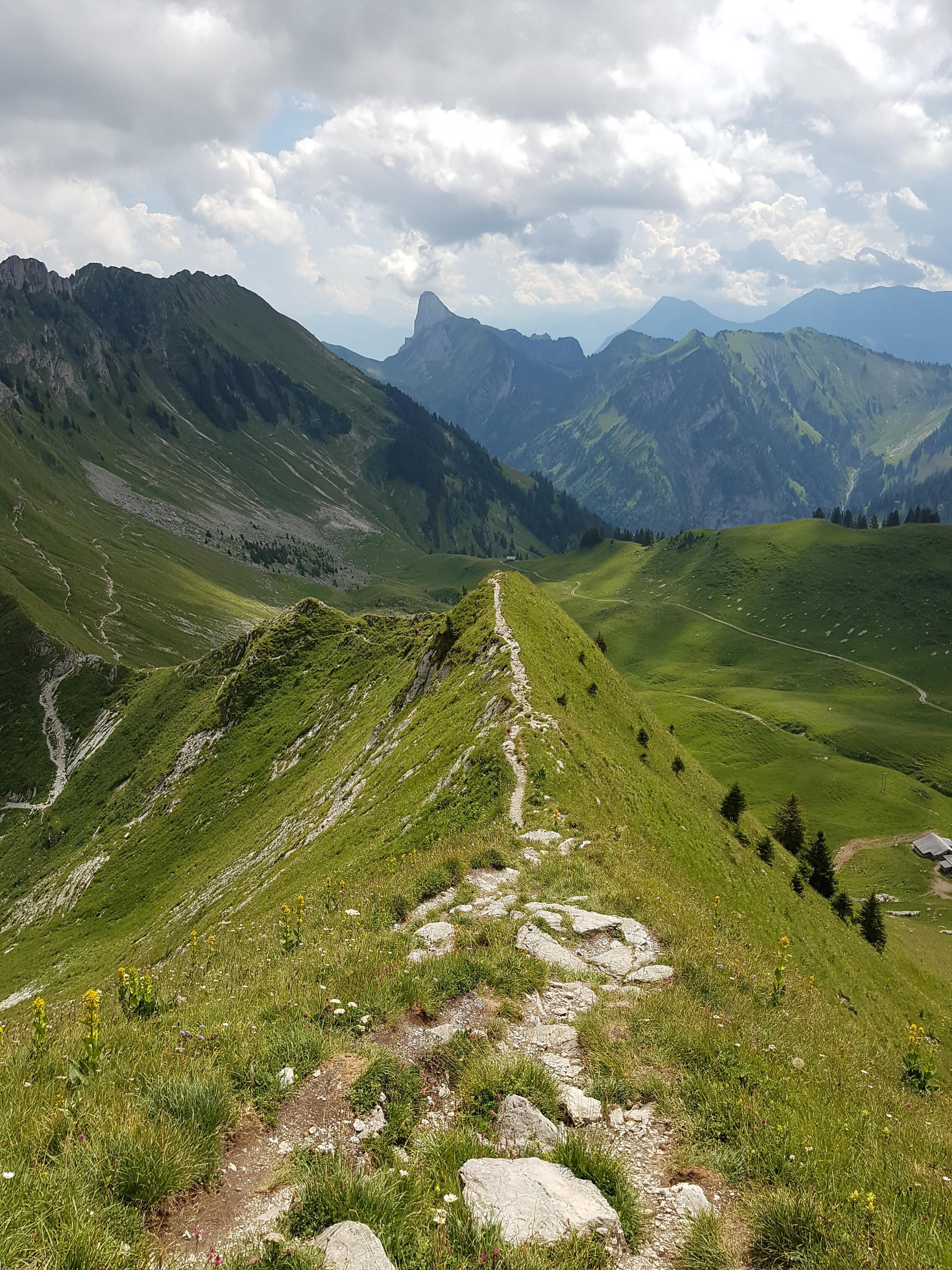 https://mdw-travel-data-us-east-1.s3.amazonaws.com/img/country/Switzerland/Stockhorn/img_02.jpg