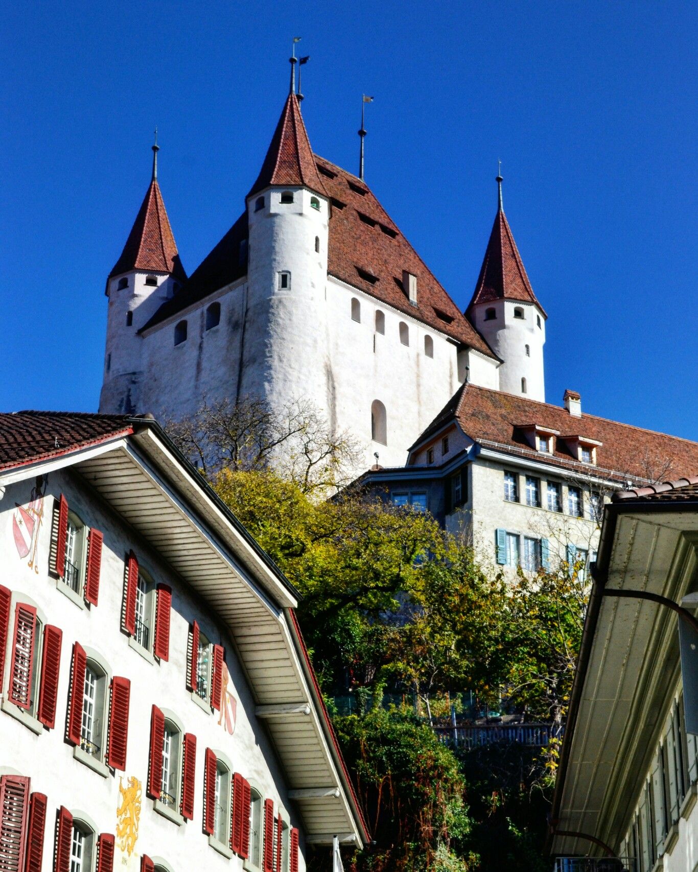 https://mdw-travel-data-us-east-1.s3.amazonaws.com/img/country/Switzerland/Thun-Castle/img_01.jpg