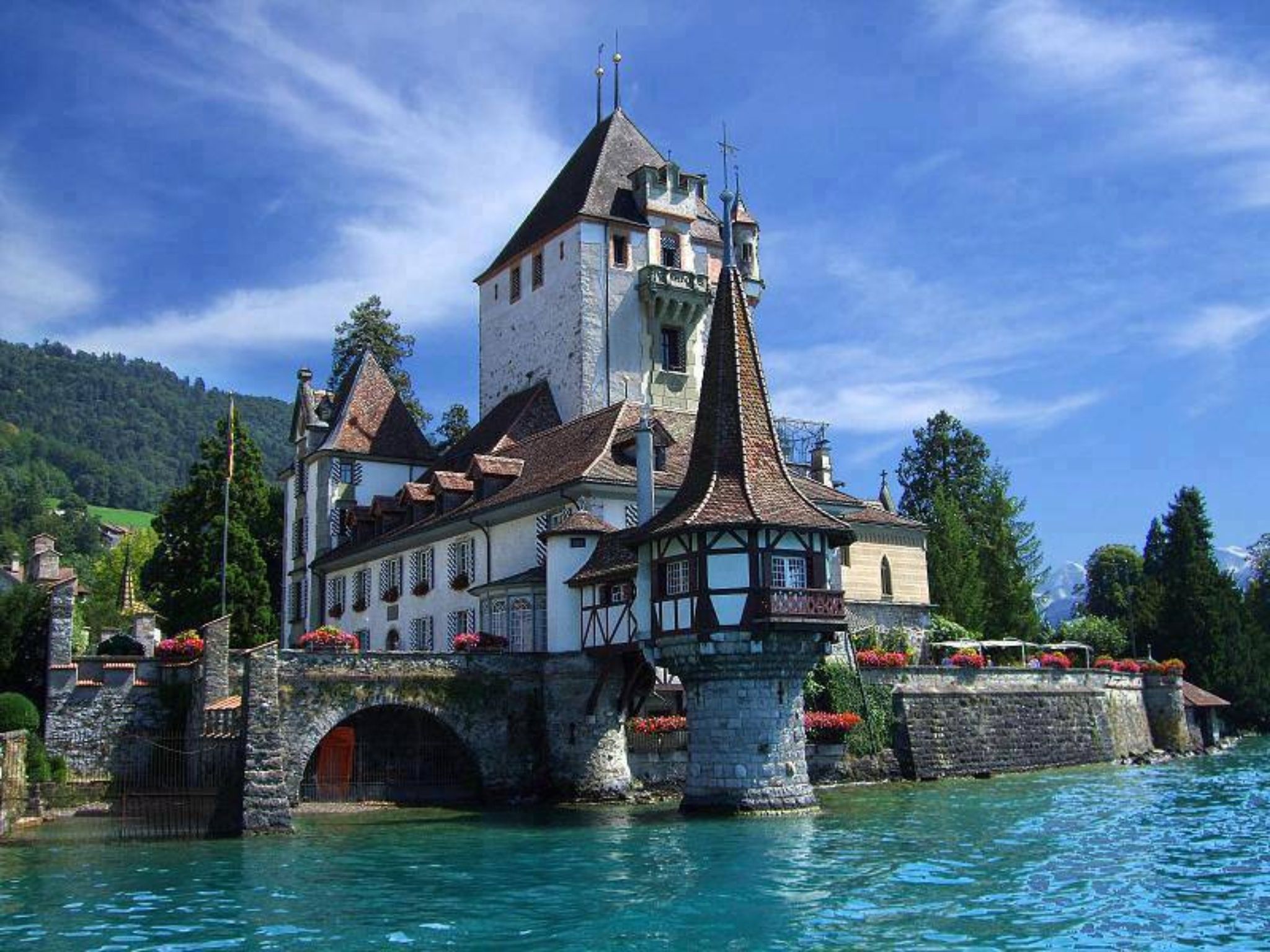 https://mdw-travel-data-us-east-1.s3.amazonaws.com/img/country/Switzerland/Thun-Castle/img_02.jpg