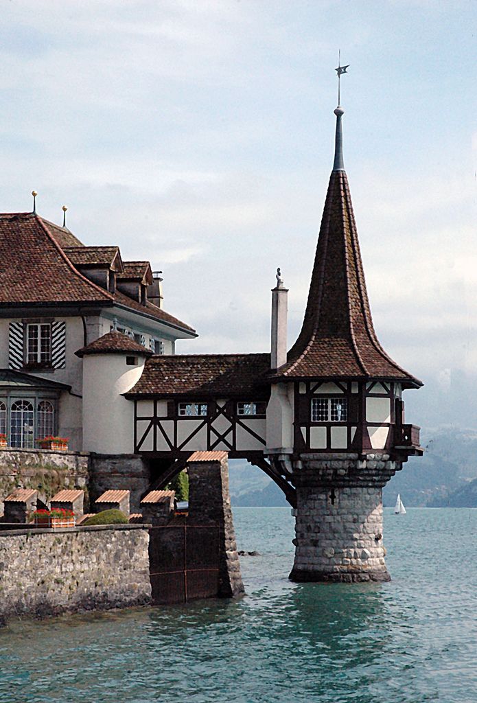 https://mdw-travel-data-us-east-1.s3.amazonaws.com/img/country/Switzerland/Thun-Oberhofen-Ship/img_01.jpg