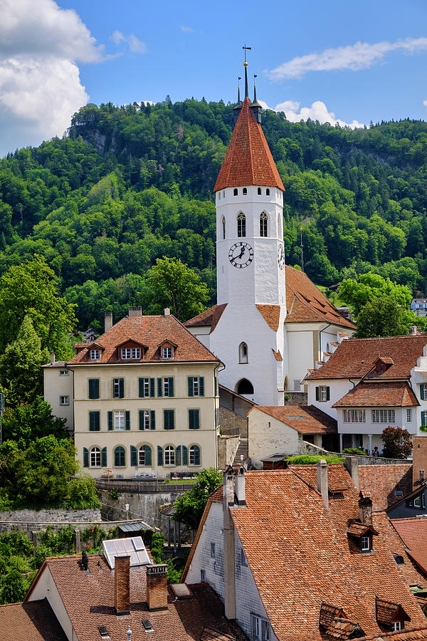 https://mdw-travel-data-us-east-1.s3.amazonaws.com/img/country/Switzerland/Thun-Stadtkirche/img_01.jpg