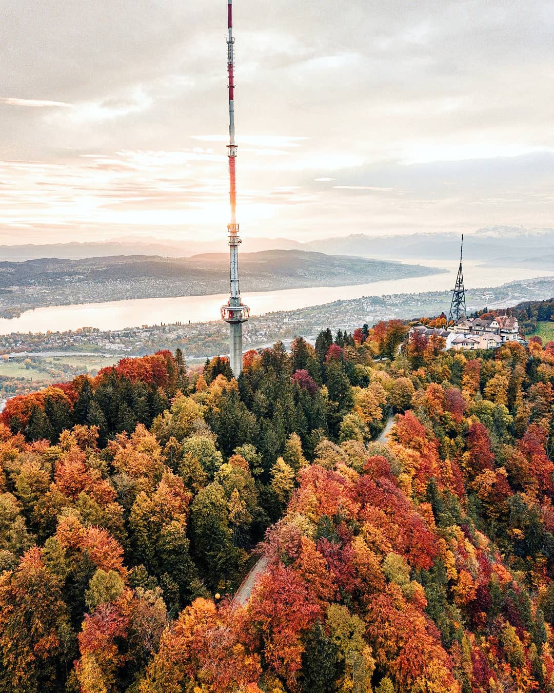 https://mdw-travel-data-us-east-1.s3.amazonaws.com/img/country/Switzerland/Uetliberg-Mountain/img_02.jpg