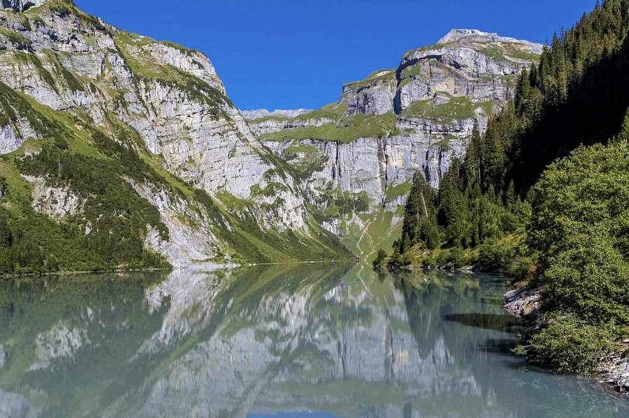 https://mdw-travel-data-us-east-1.s3.amazonaws.com/img/country/Switzerland/Val-Lumnezia/img_01.jpg