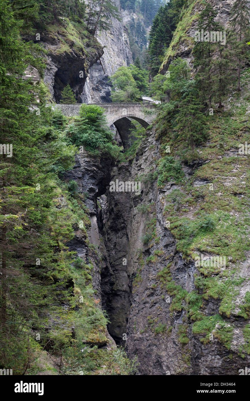 https://mdw-travel-data-us-east-1.s3.amazonaws.com/img/country/Switzerland/Via-Mala/img_02.jpg