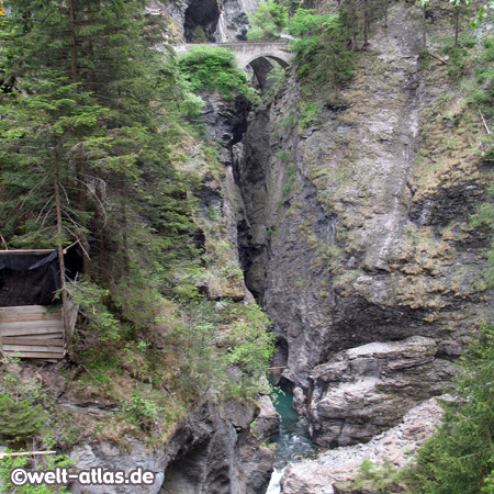 https://mdw-travel-data-us-east-1.s3.amazonaws.com/img/country/Switzerland/Via-Mala/img_03.jpg