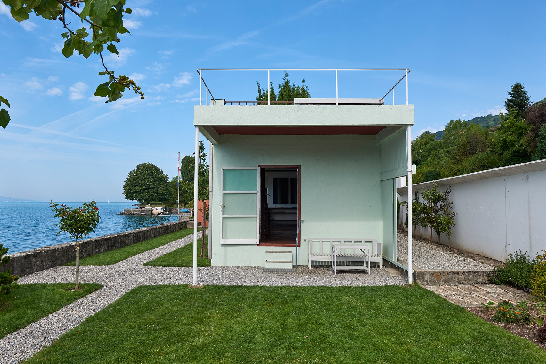 https://mdw-travel-data-us-east-1.s3.amazonaws.com/img/country/Switzerland/Villa-Le-Lac-Le-Corbusier/img_02.jpg