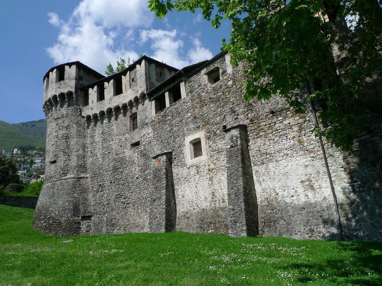 https://mdw-travel-data-us-east-1.s3.amazonaws.com/img/country/Switzerland/Visconteo-Castle-Locarno/img_00.jpg